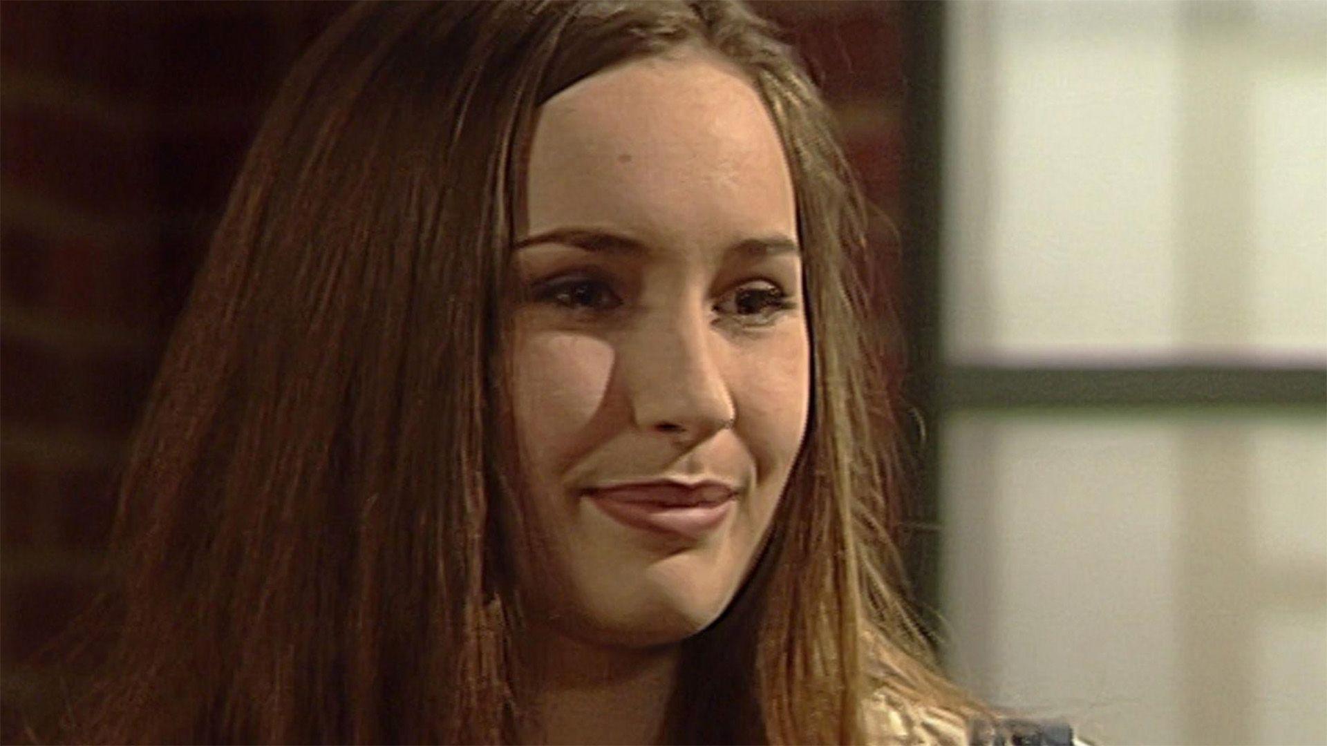 Sandra kauft sich aus Frust ein sündhaft teures Kleid.