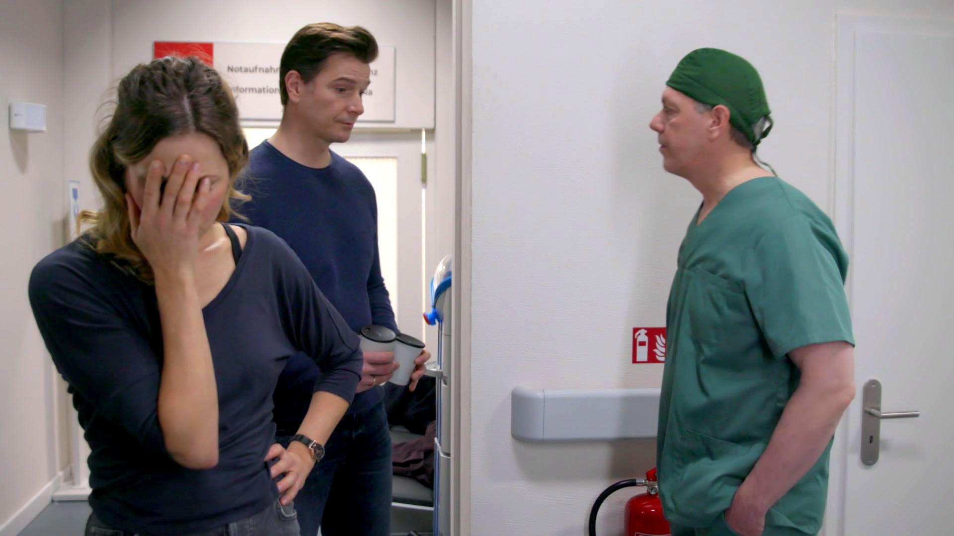 An Matteos Krankenbett sprechen sich seine Eltern aus