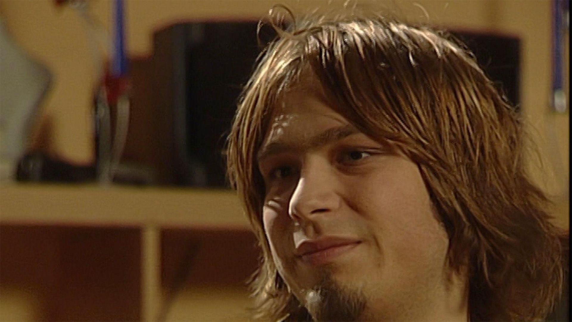 Chris gibt zu, dass er weder lesen noch schreiben kann