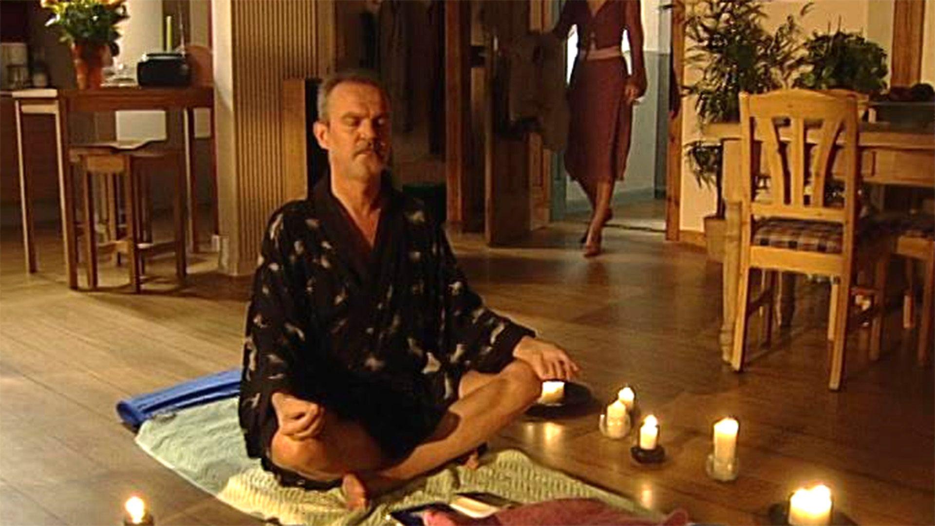 Daniel macht mit Senta eine meditative Partnerübung