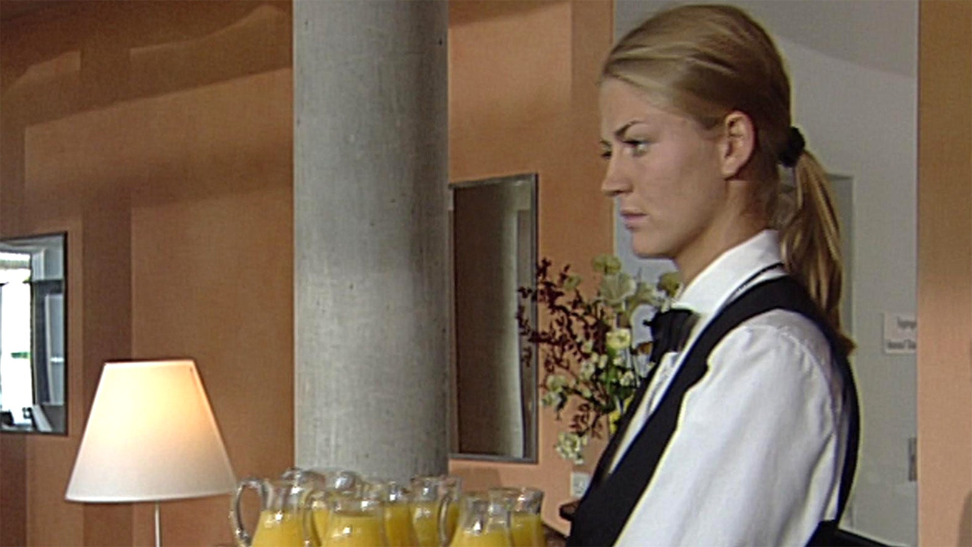 Cora schmuggelt sich als Serviererin auf einen Empfang
