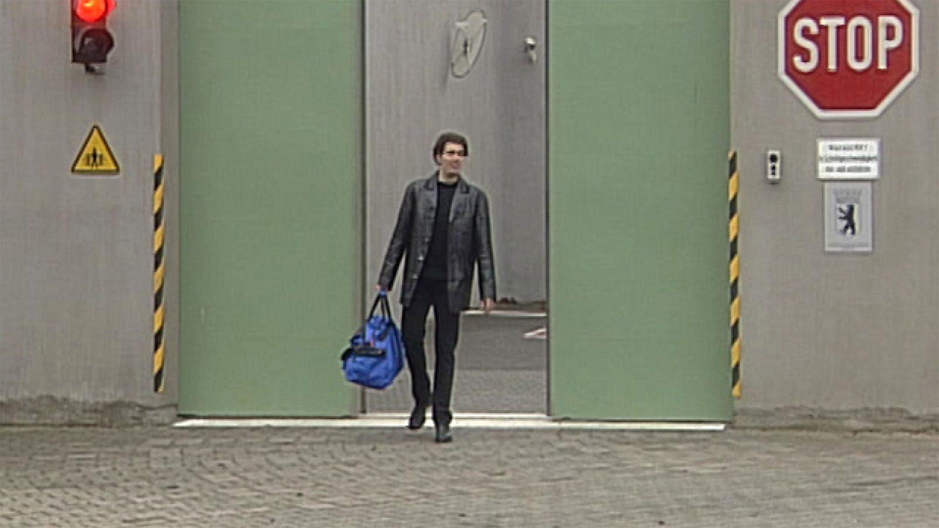 Leon wird dank Charlies Aussage aus der Haft entlassen
