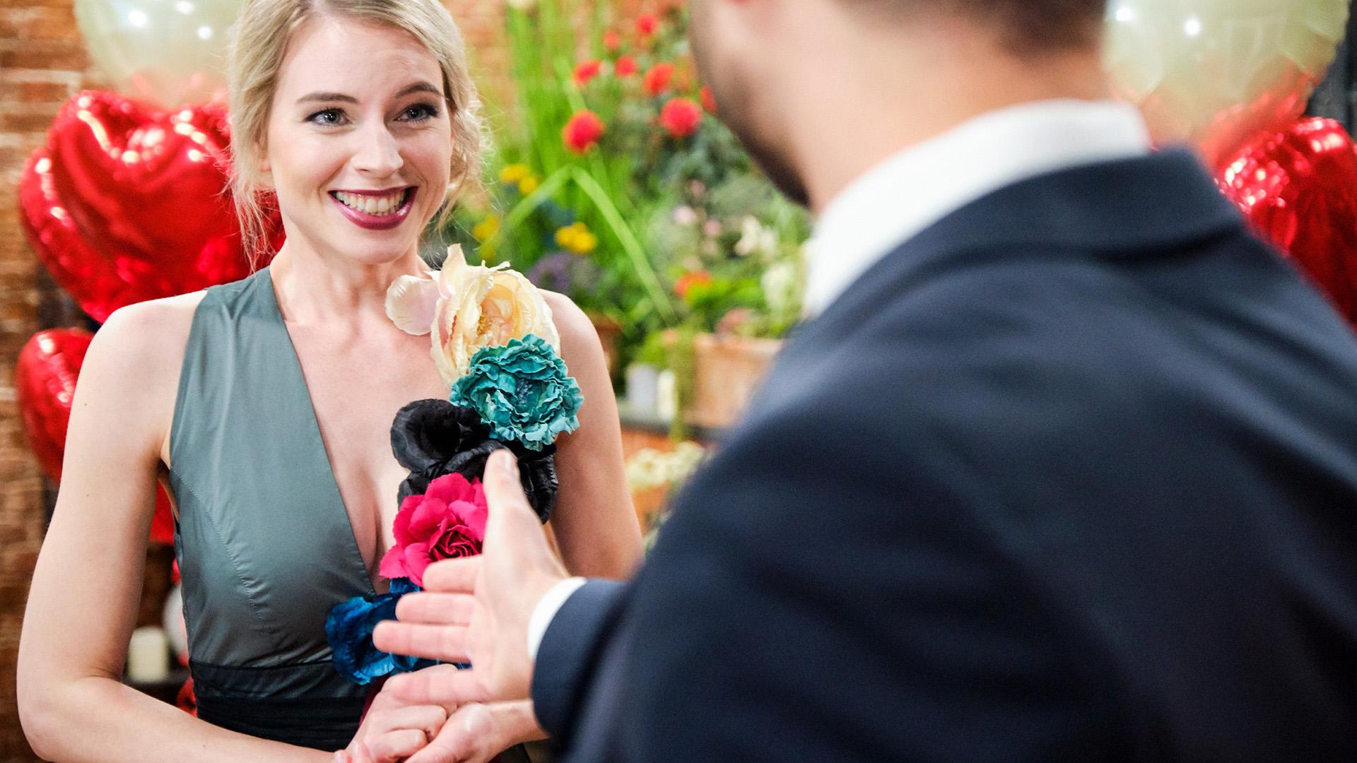 Überglücklich nimmt Jana Pacos Heiratsantrag an