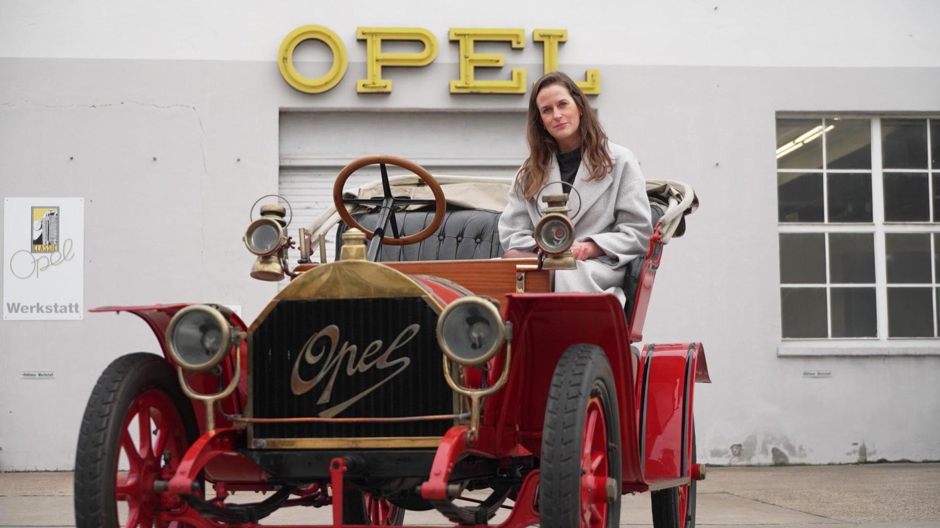 Thema u. a.: Helena besucht die heiligen Hallen der Firma Opel