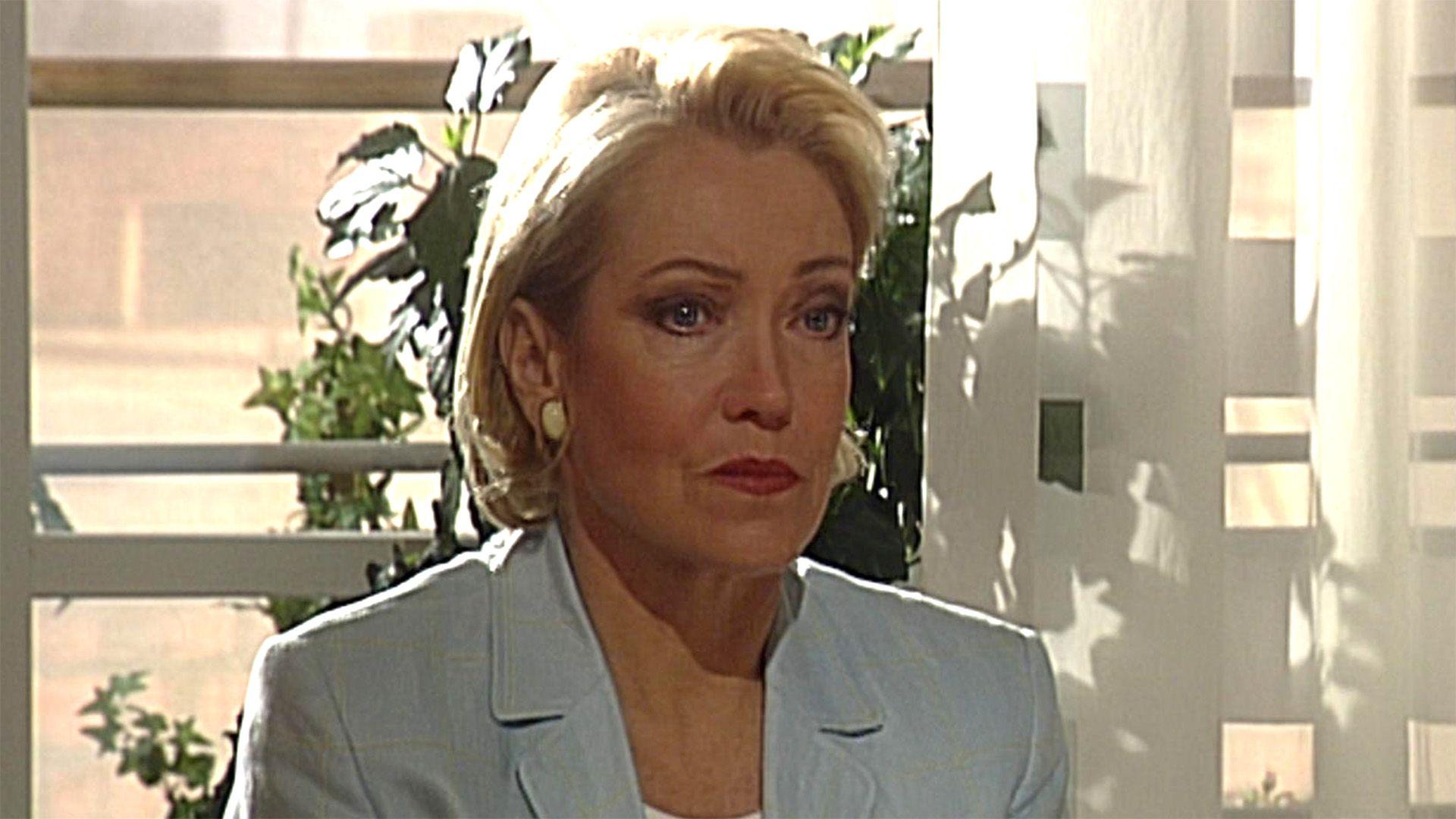 Elisabeth ist von der Todes-Tarotkarte geschockt