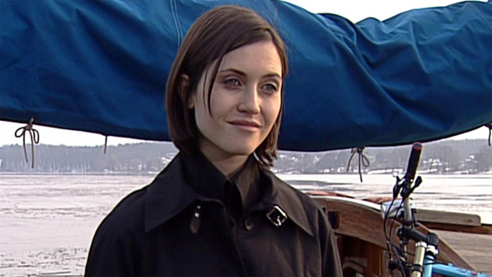 Xenia zeigt kein Verständnis für Julies Missgeschick.