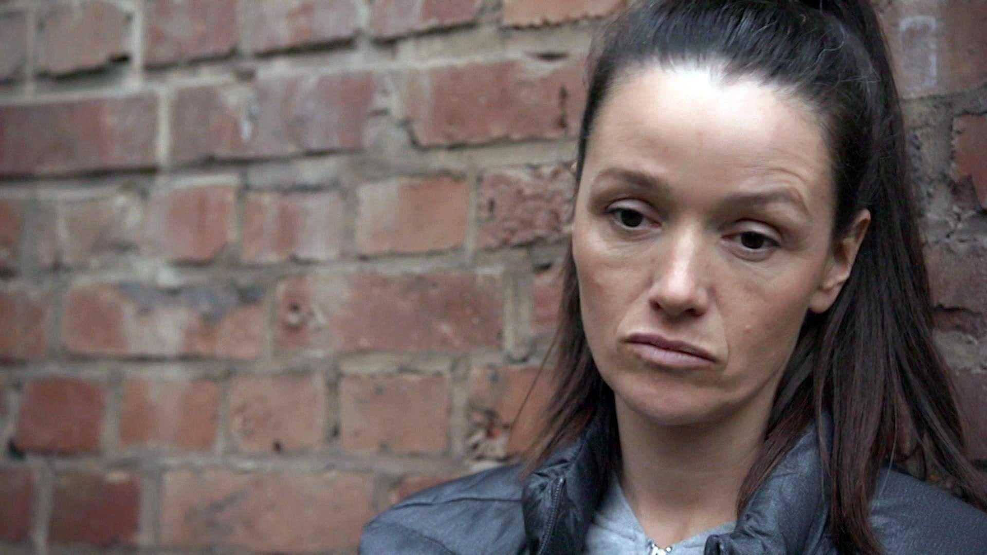 Jenny bricht wegen der ausweglosen Situation zusammen
