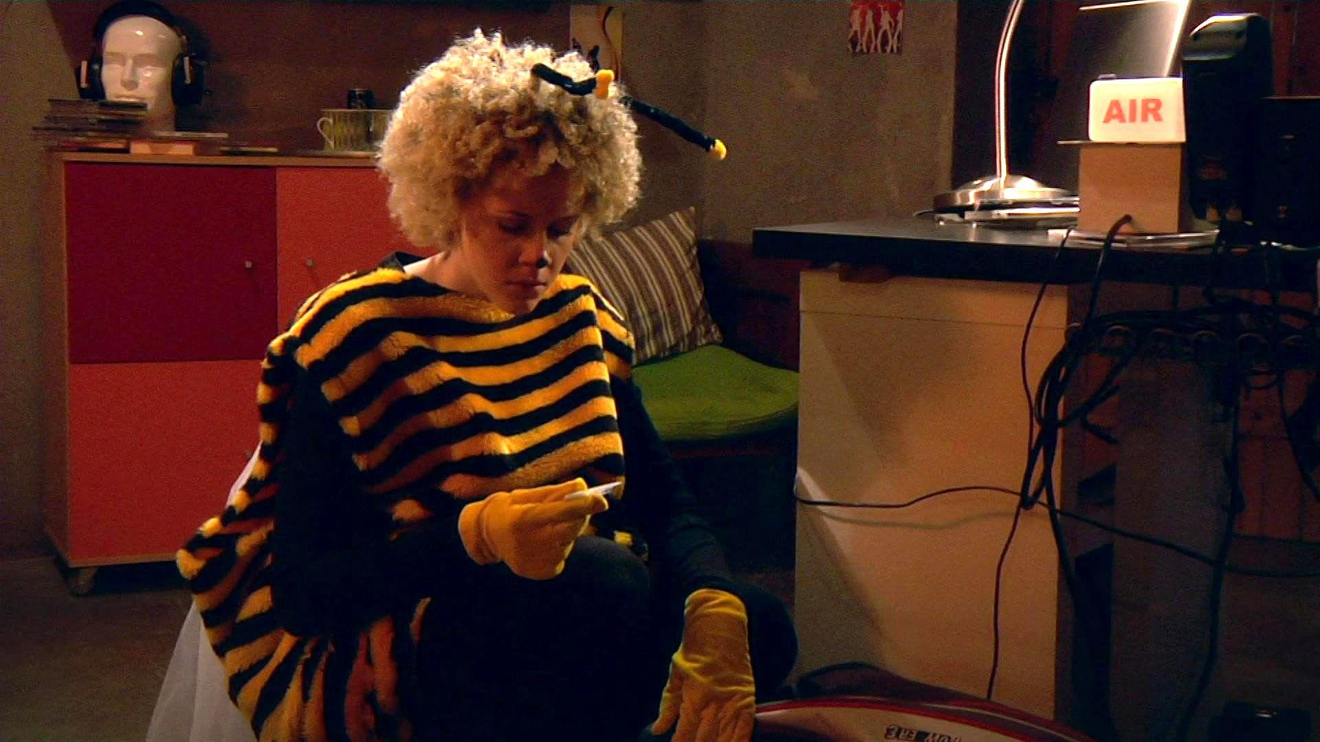Micki findet Tobias' Drogen