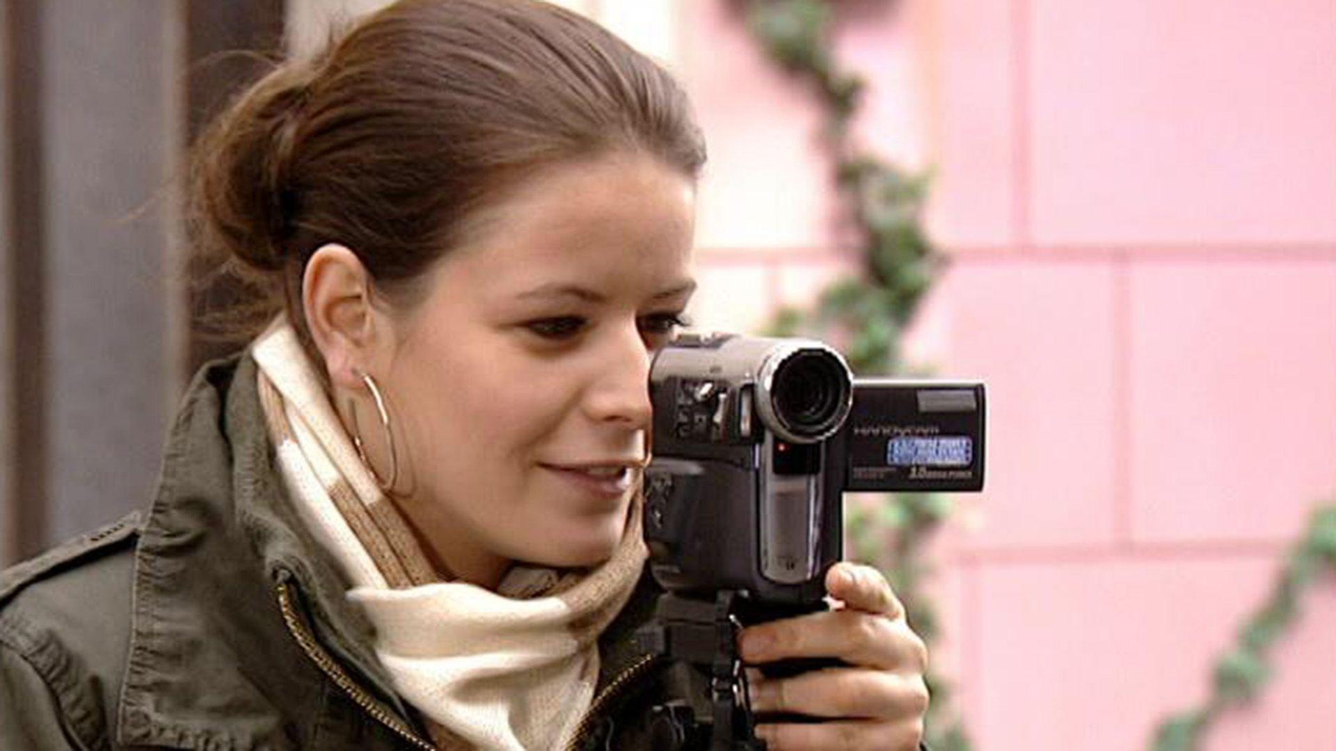 Anna wird beim Dreh von Mars' Video vom Pech verfolgt