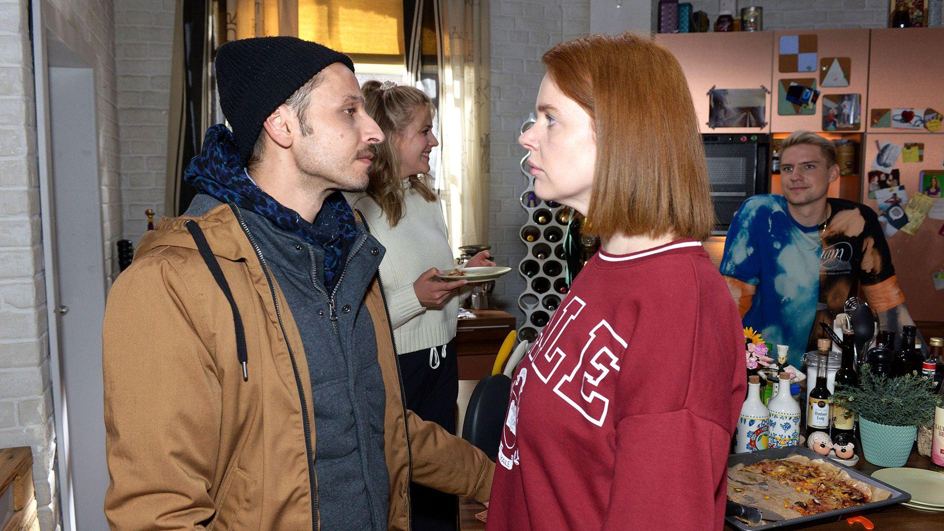 Toni ist mit den Nerven am Ende, was Alicia beunruhigt