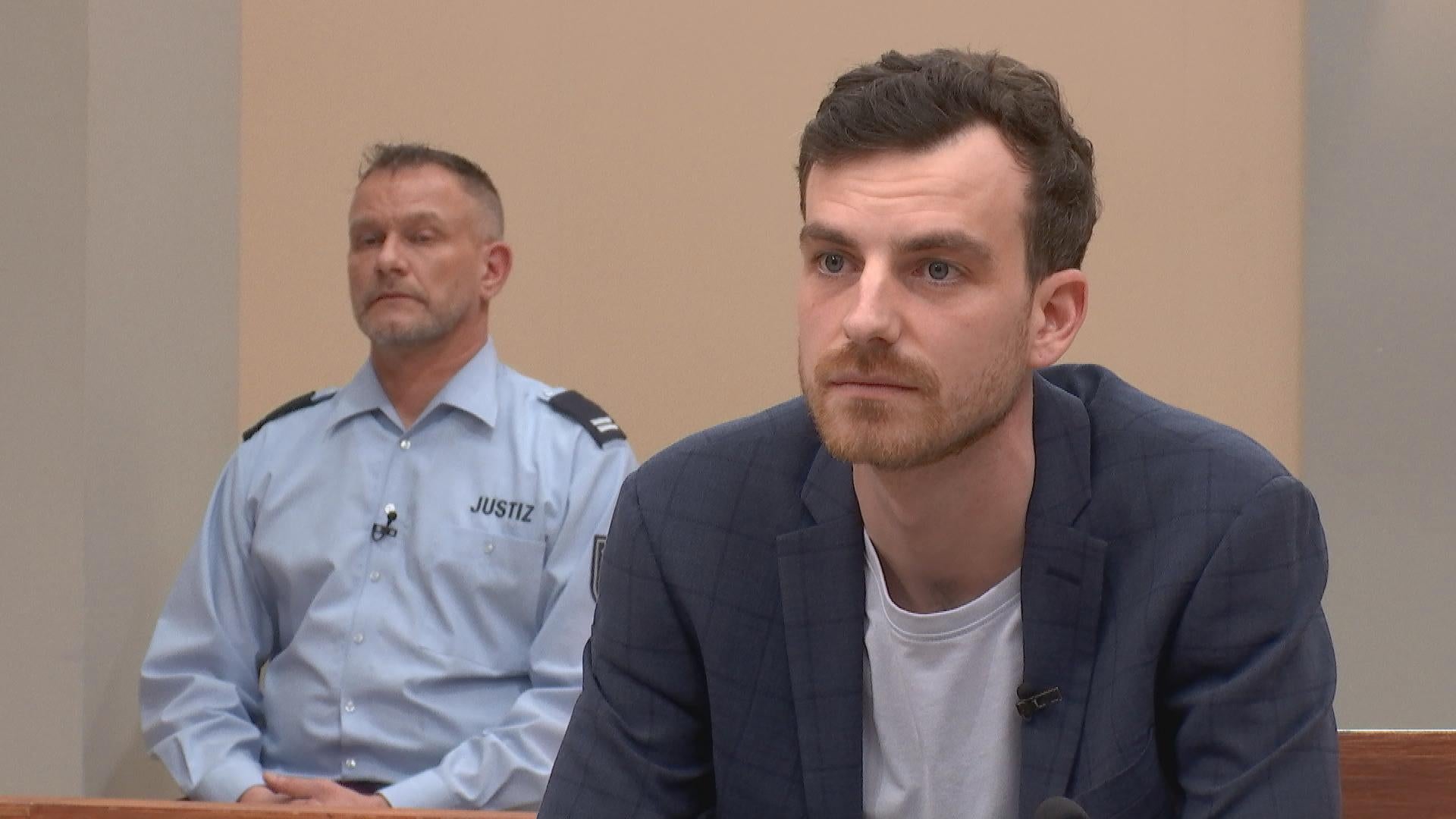 Hat Teenie aus armen Verhältnissen ihrer gutmütigen Nachbarin wertvolle Uhr geklaut?