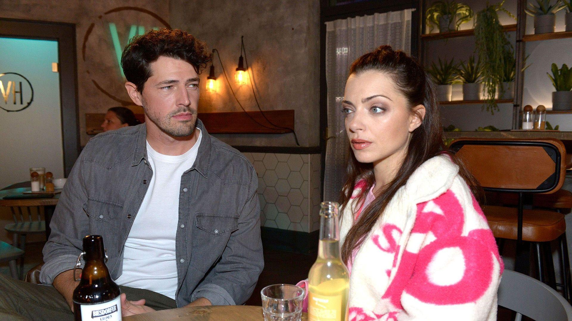 Emily will mehr über ihren Date-Partner herausfinden