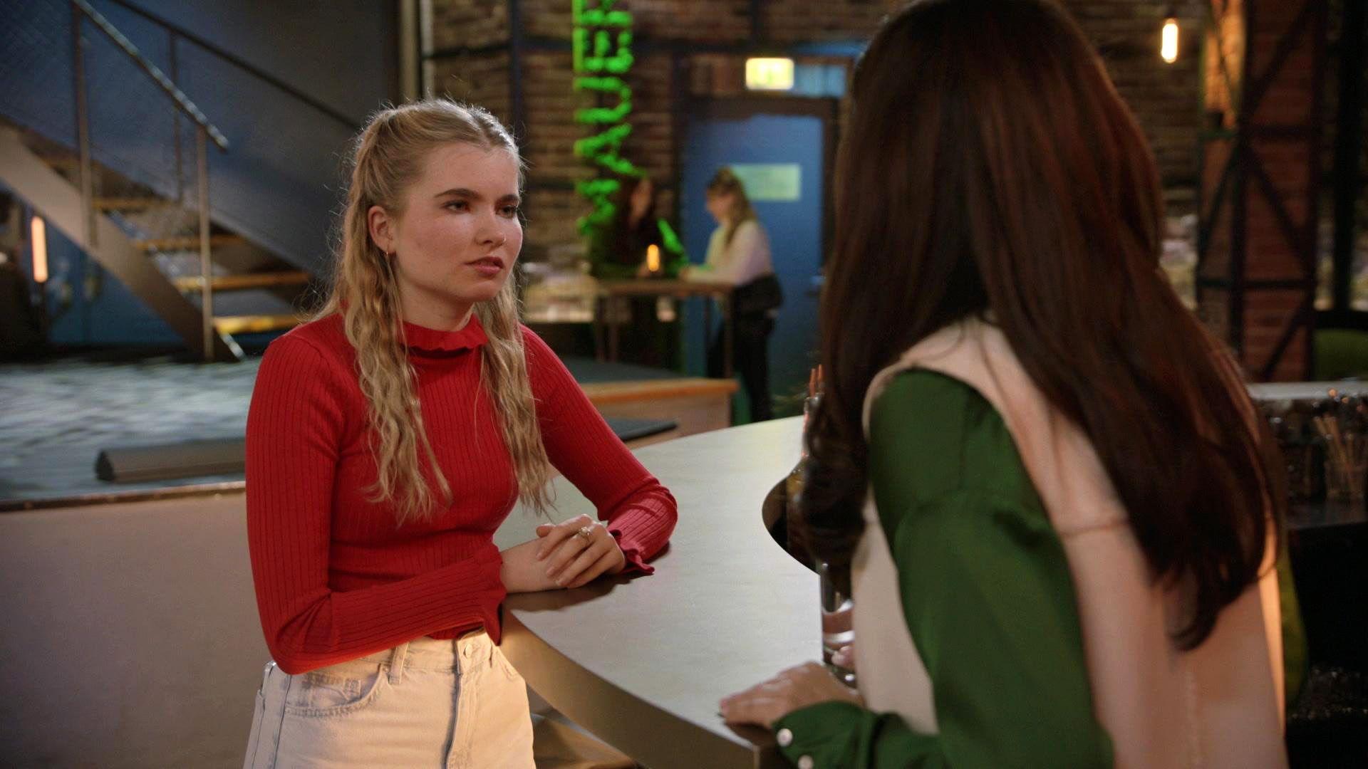 Johanna ist geschockt, dass Laura erpresst wird