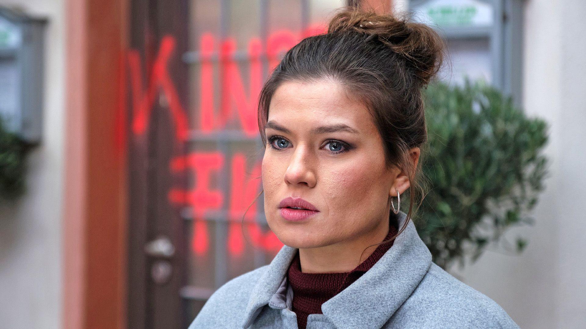 Tobias will Vivien ein Lebenszeichen übermitteln