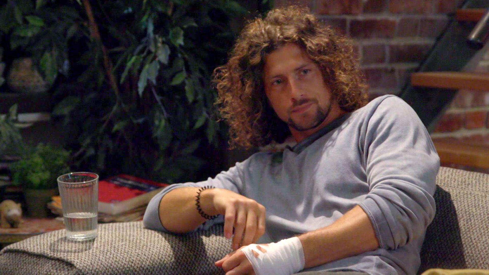 Luke schluckt heimlich Schmerzmittel, um fit zu sein