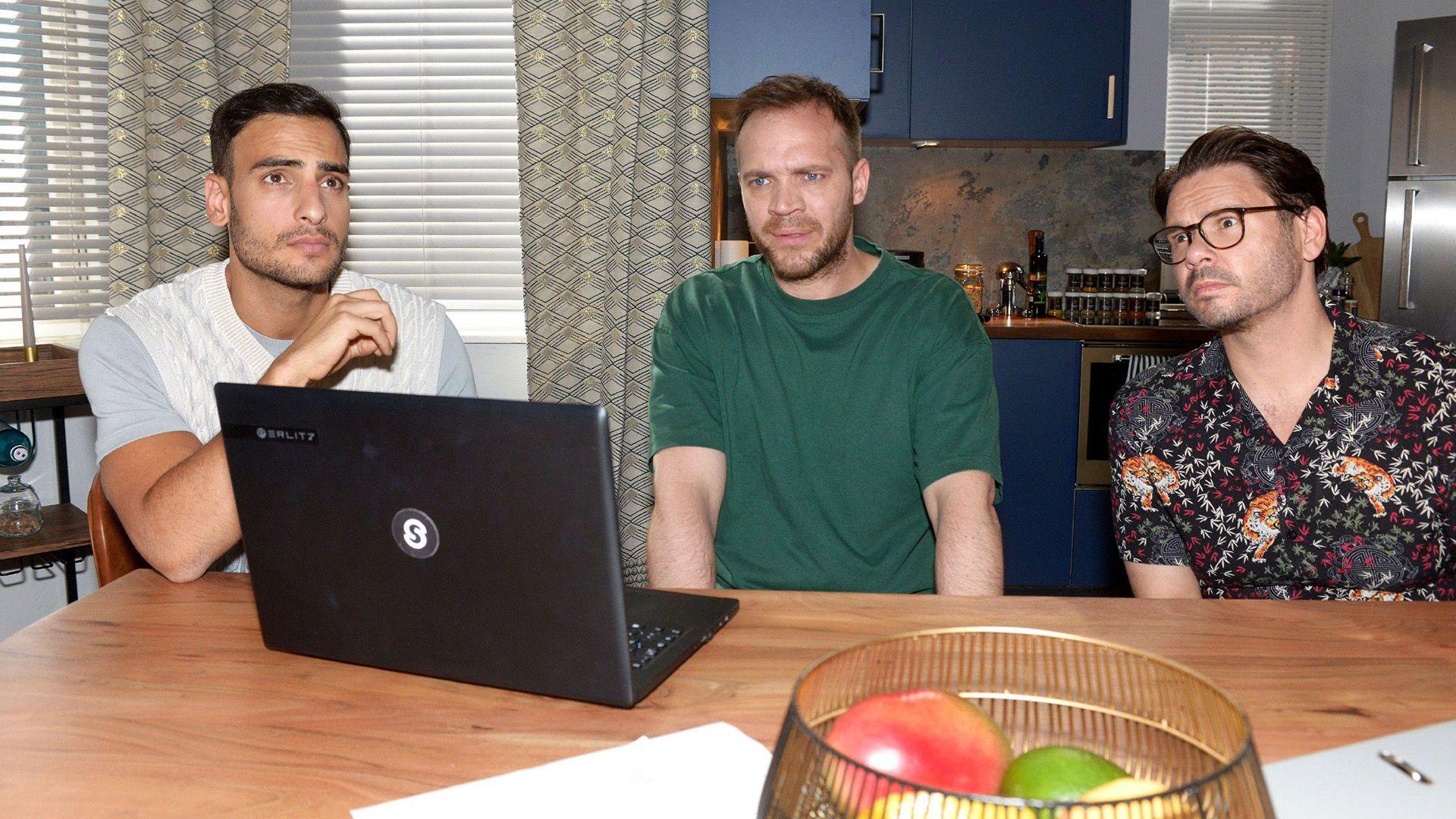 Erik, Nihat und Tuner weihen Paul in alles ein