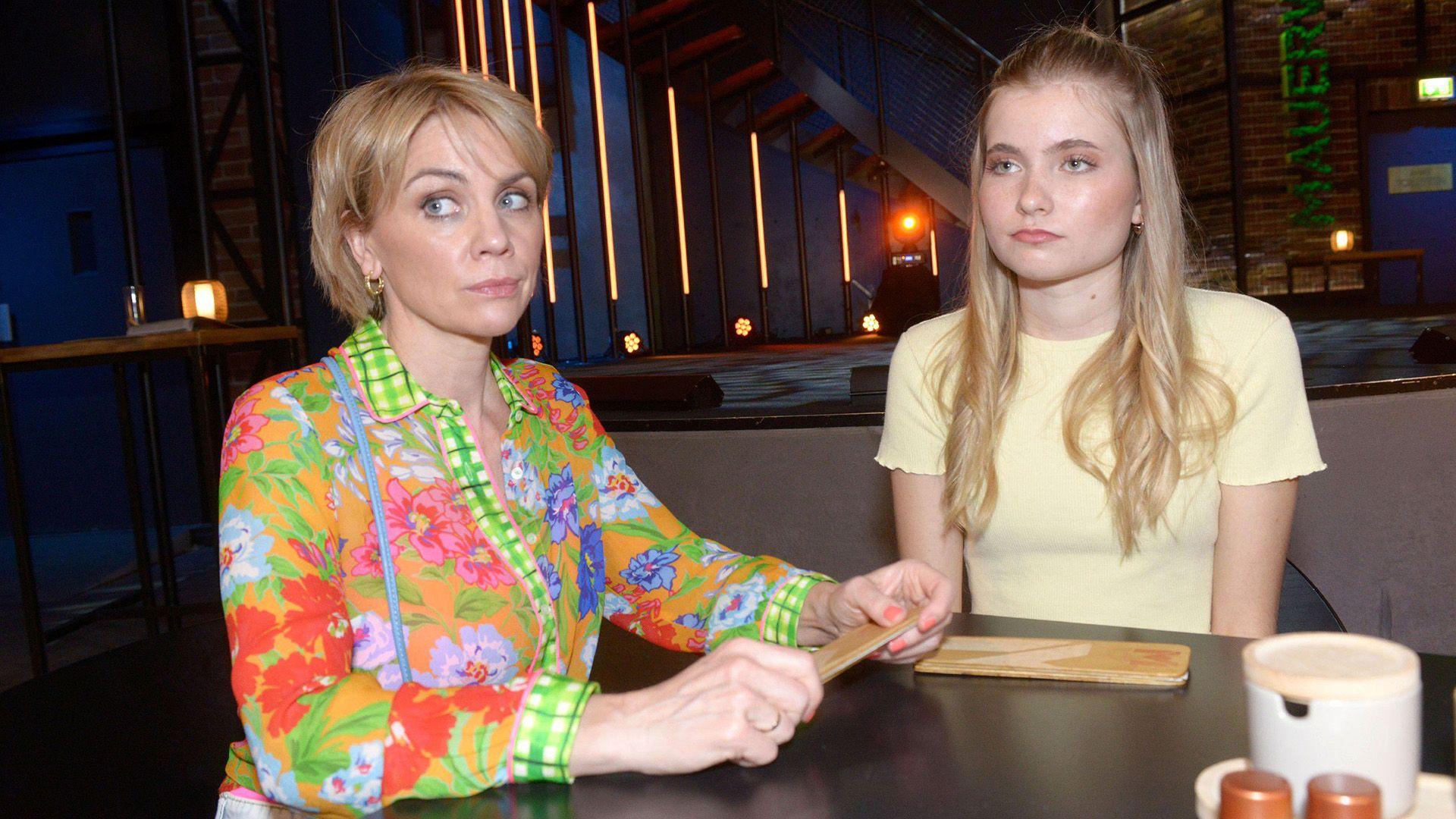 Yvonne will Johanna von ihrem Liebeskummer ablenken