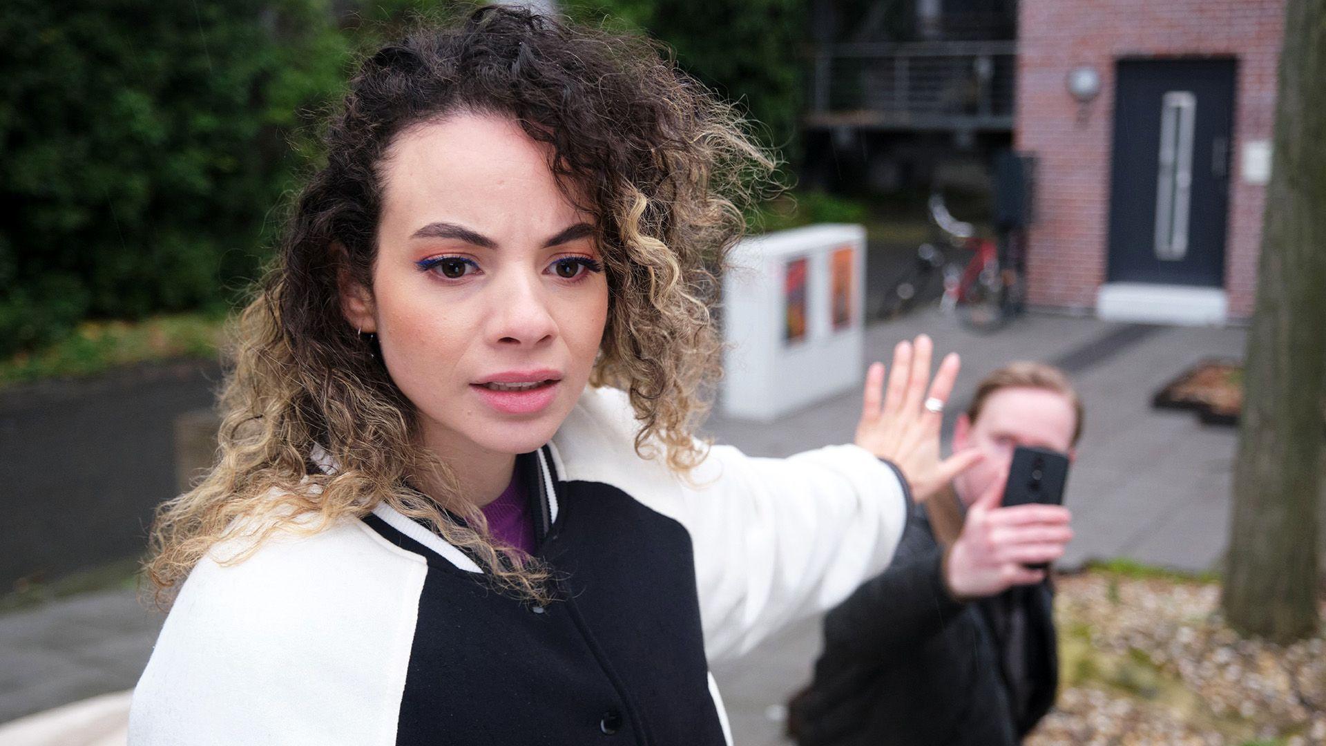 Als Nika von Paparazzi bedrängt wird, rettet Conor sie