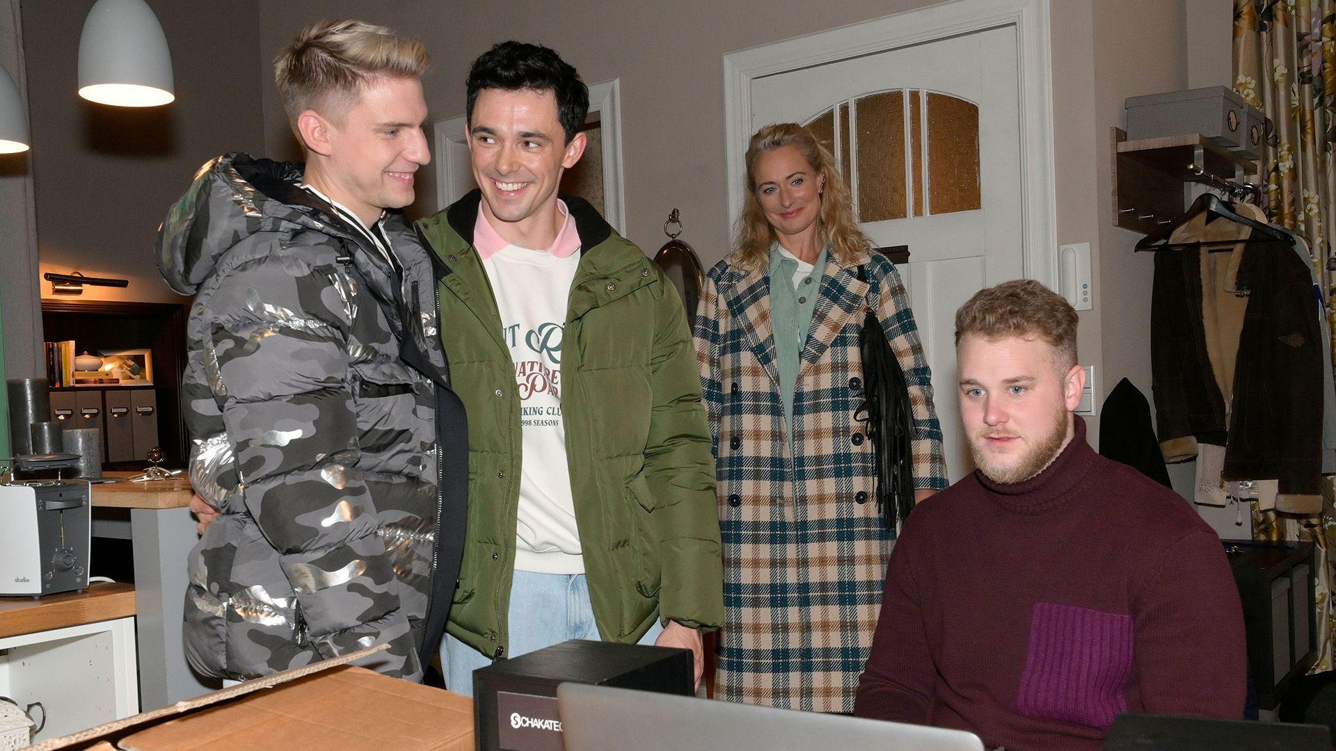 Jonas hadert mit dem Verkauf seines DJ-Equipments