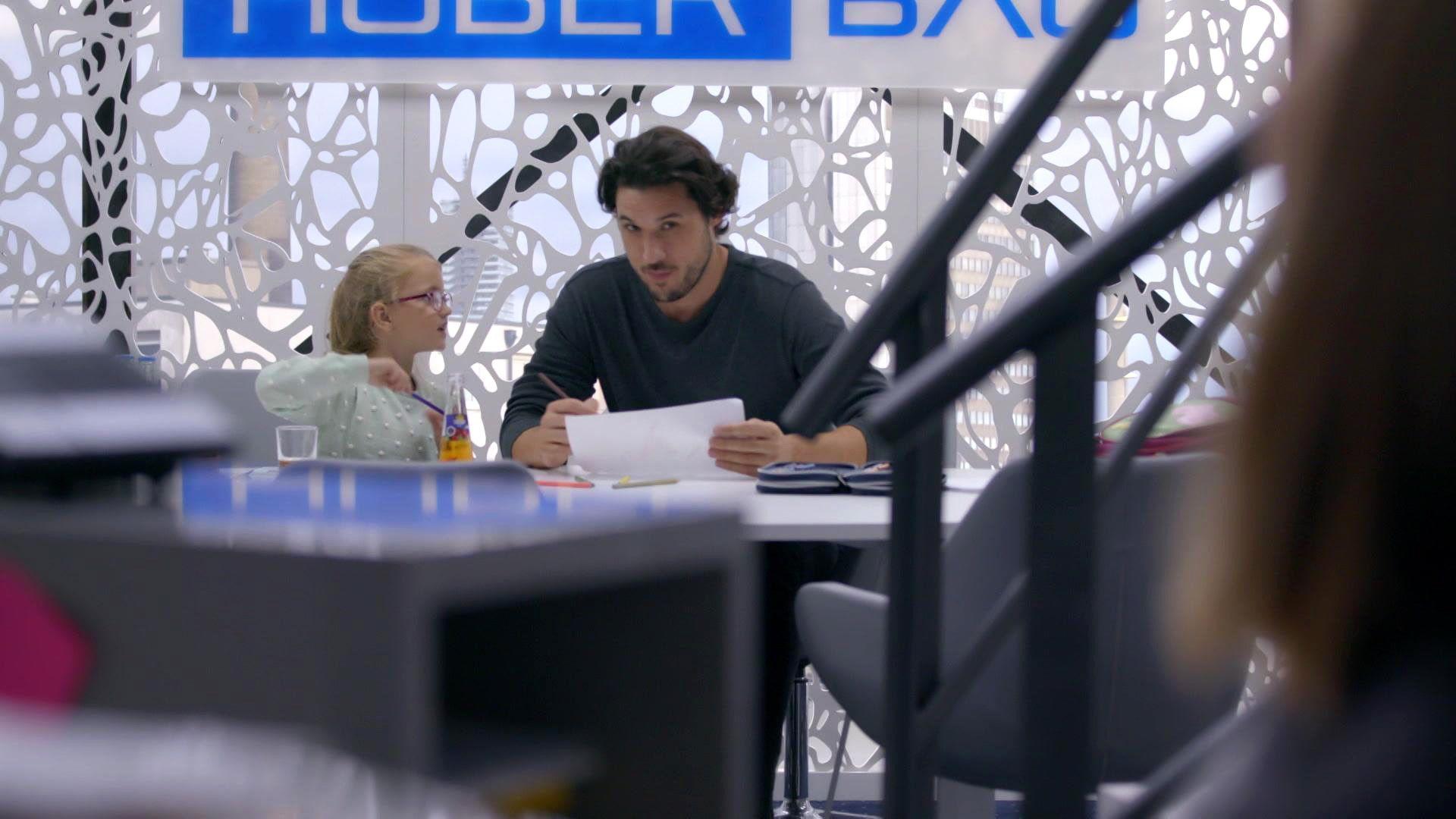Jakob und Stella verstehen sich beim Babysitten gut