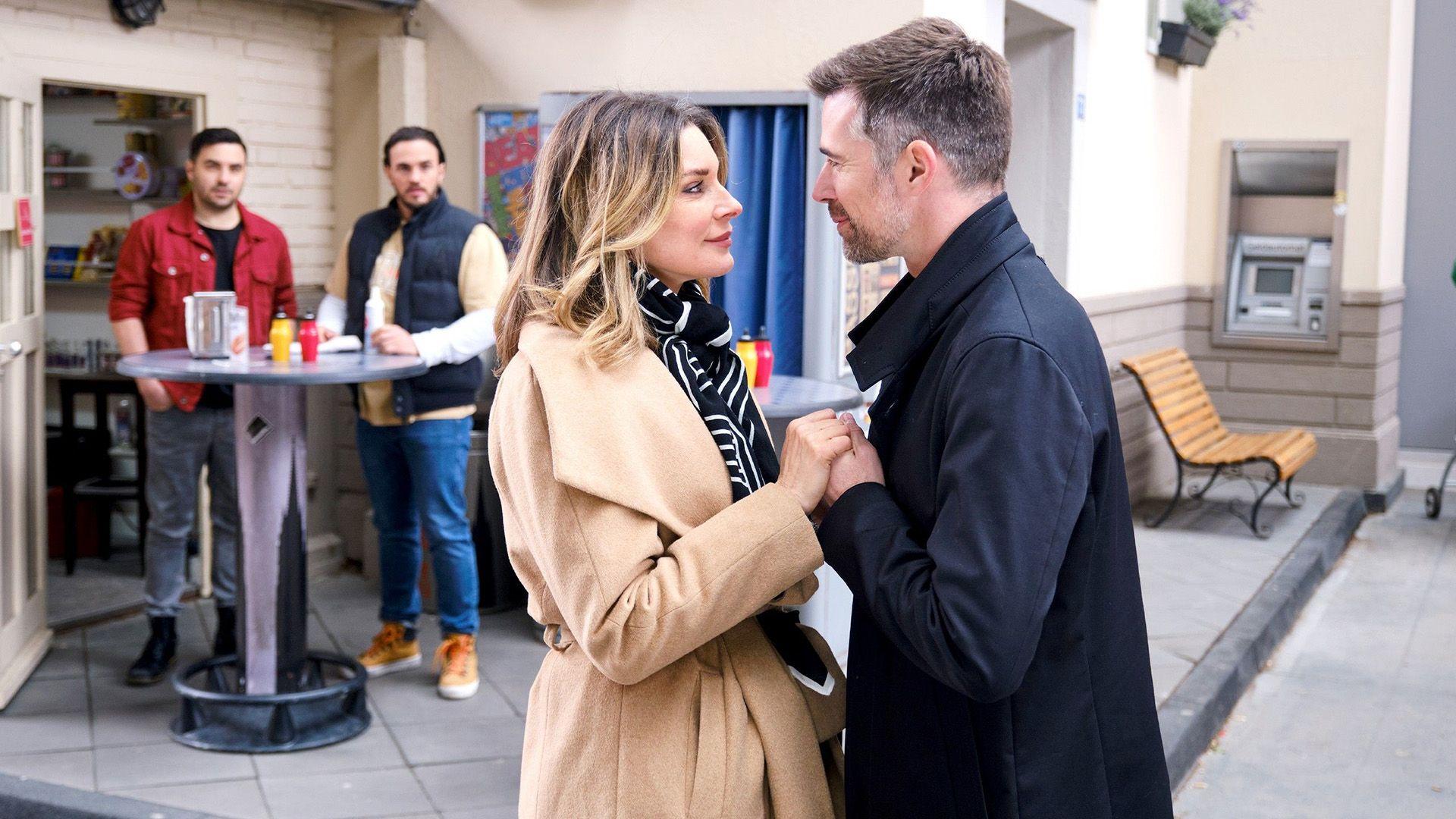 Dominic schläft bei Eva ein. Sie sucht seine Nähe