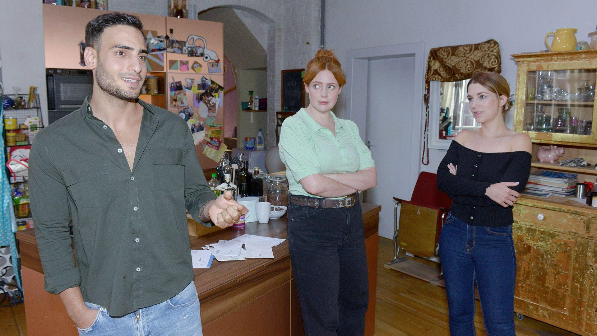Nihat und Lilly bemerken, dass sie verfolgt werden