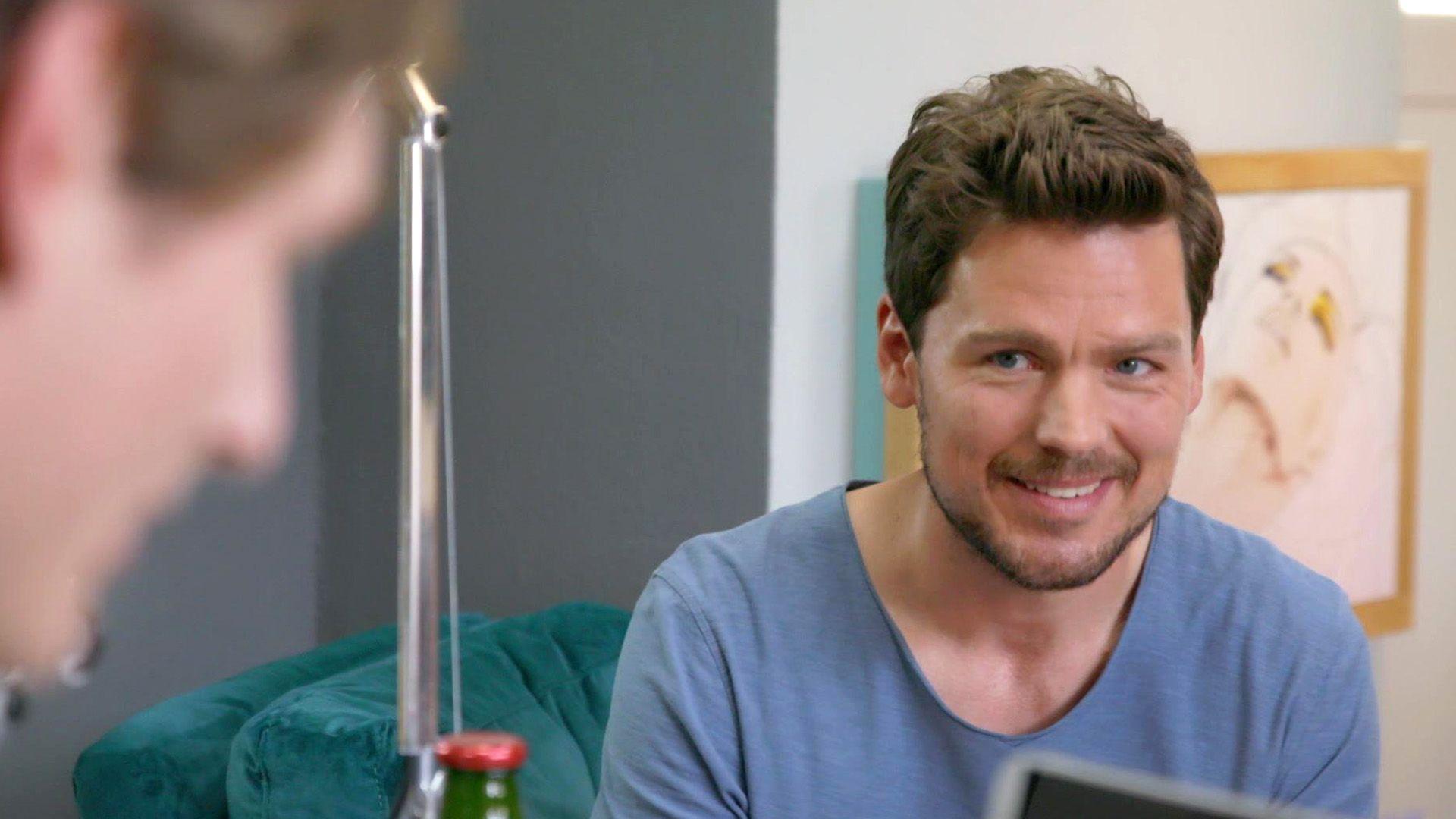 Till lässt sich von Conor zum Online Dating überreden