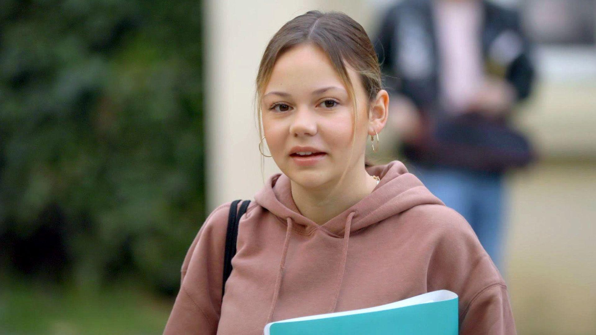 Ronja verknallt sich in Straßenmusiker Fabian