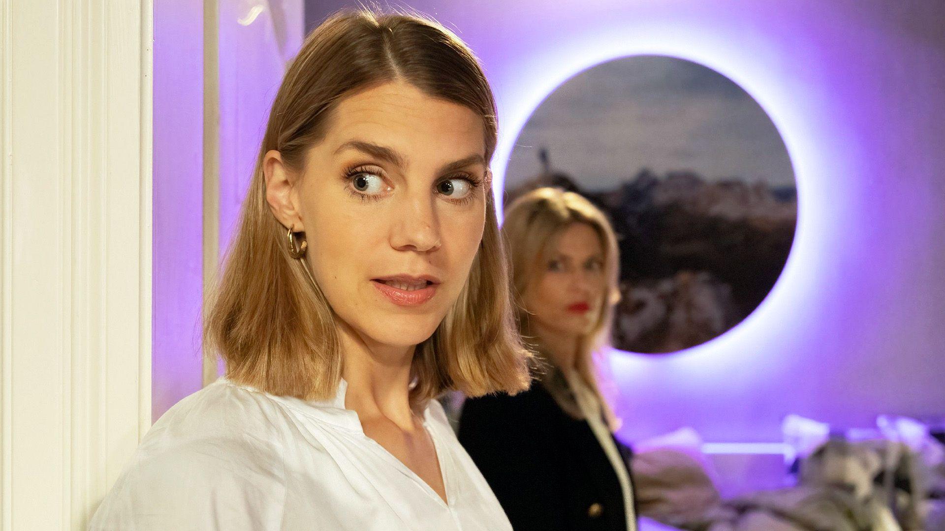 Stella steht völlig geschockt vor ihrer Mutter