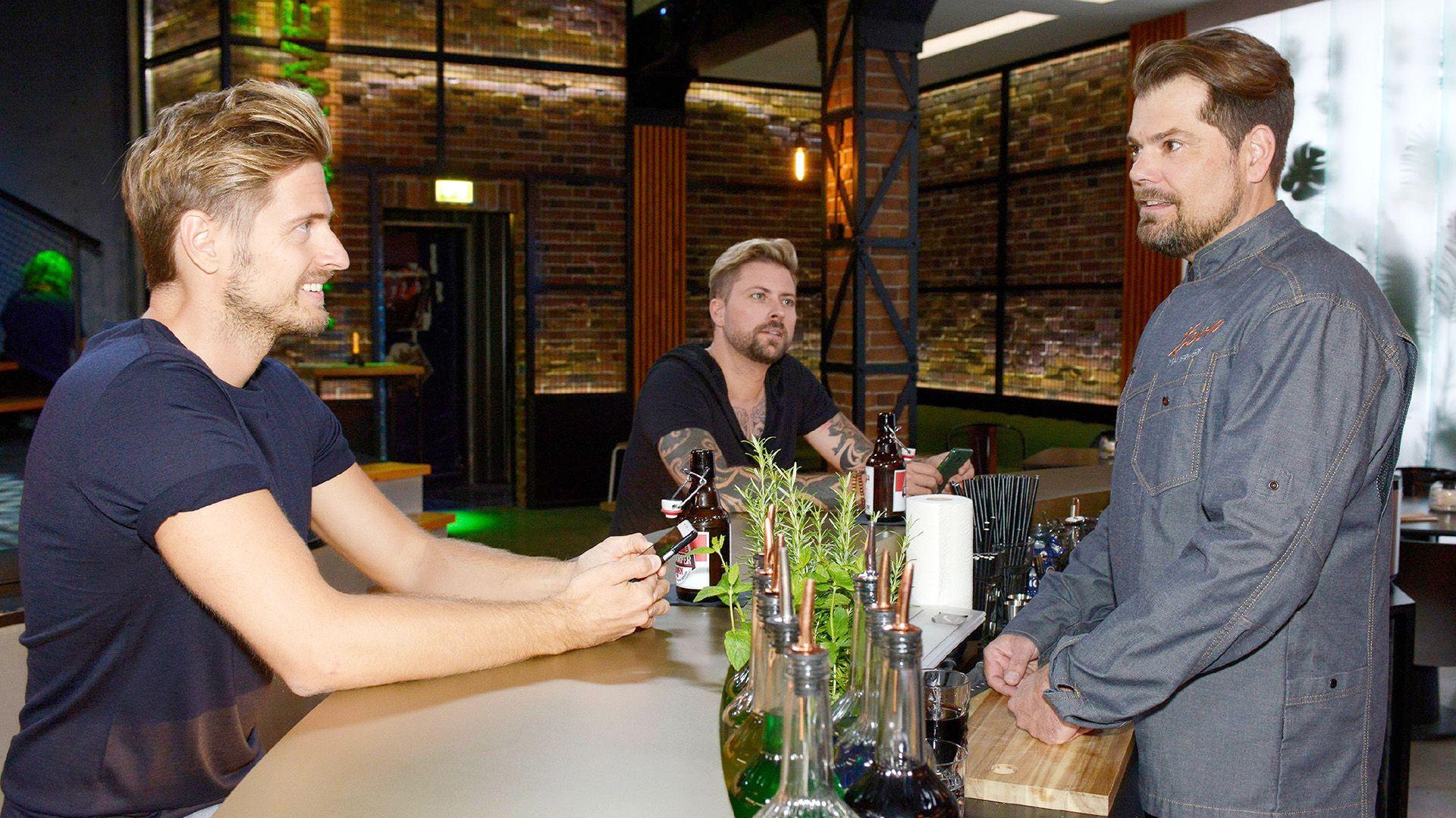 John und Philip versuchen sich an einer Dating-App