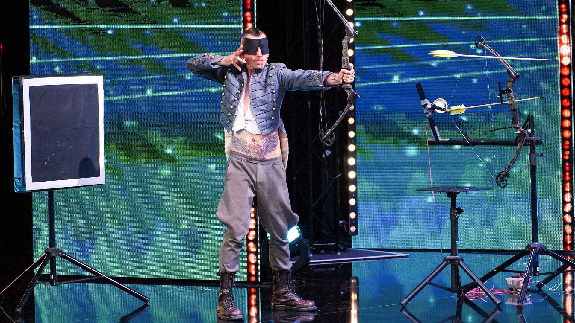 Singender Elvis, spielendes Schwein und blind schießender Cowboy