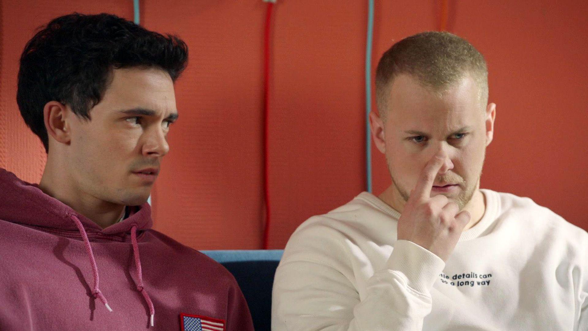 Luis und Jonas ziehen Moritz mit einem Pickel auf