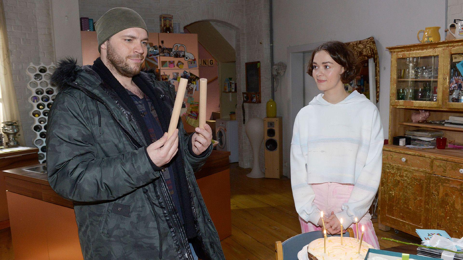 Merle möchte Erik einen schönen Geburtstag bereiten