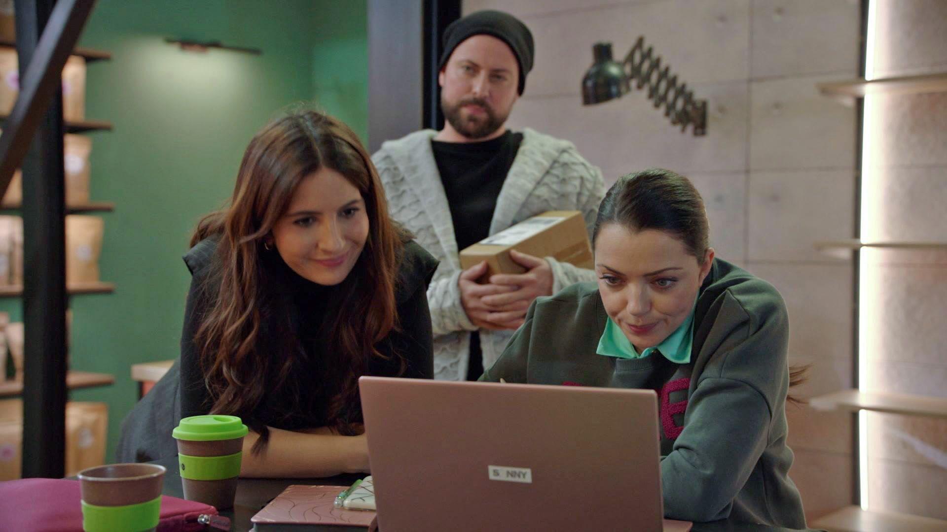 John hat Laura und Emily einen Auftrag zugeschustert