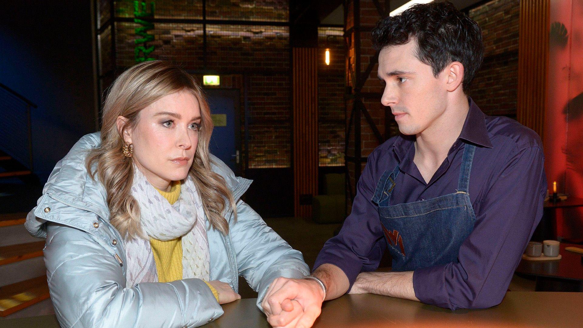 Jessica schafft es, Elliot Jones zu begeistern