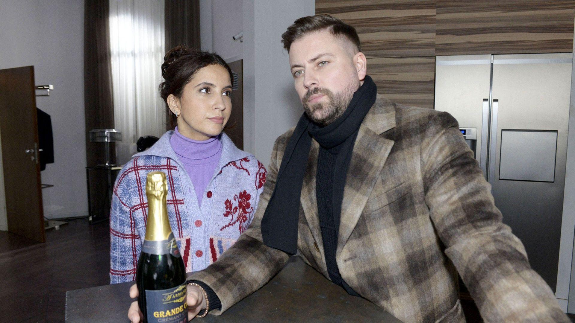 Laura und John kommen von ihrem Kurztrip zurück