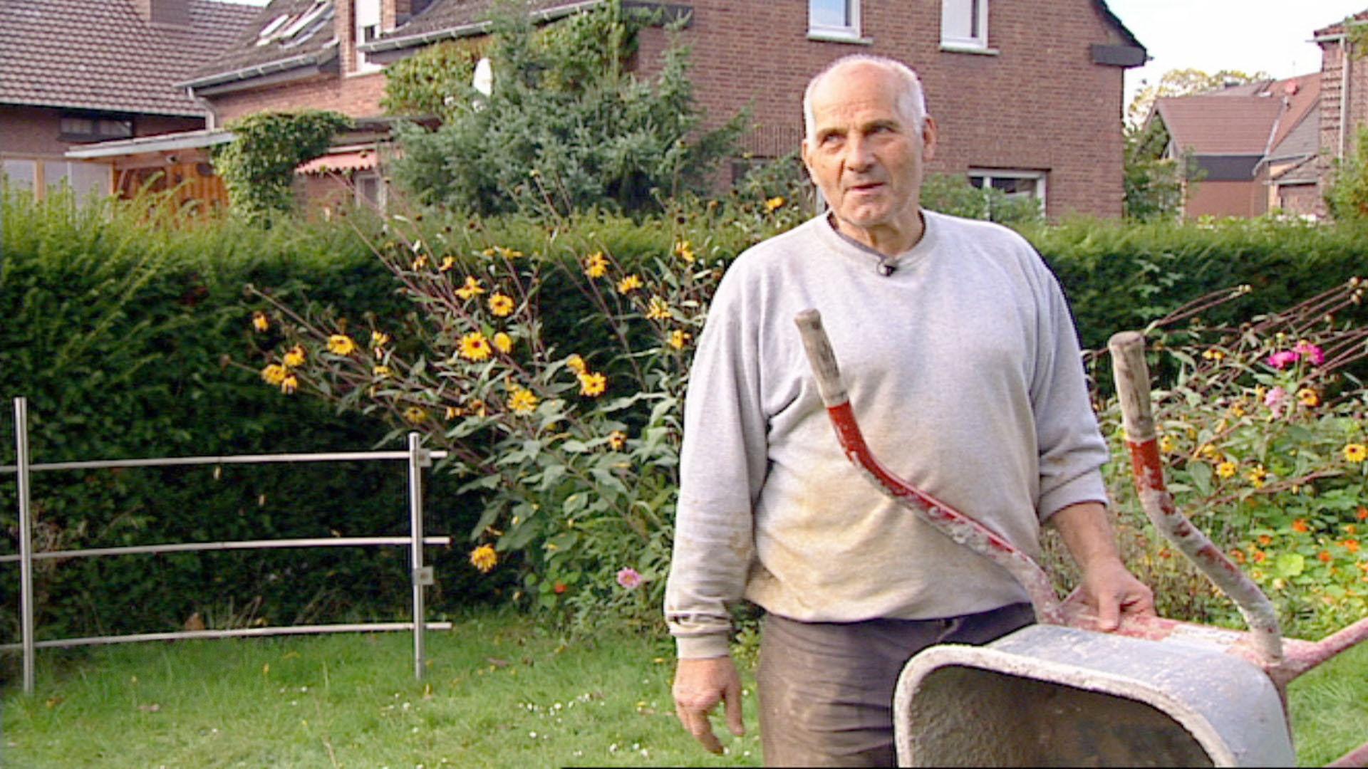 Peter krempelt er den kompletten Garten auf links