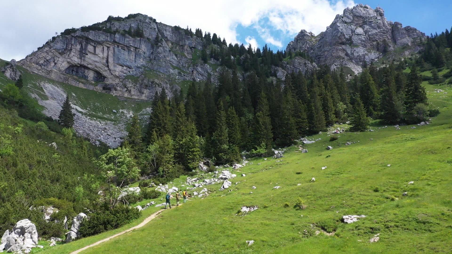 Thema u.a.: Über Stock und Stein - Die beste Ausrüstung zum Wandern und Bergsteigen