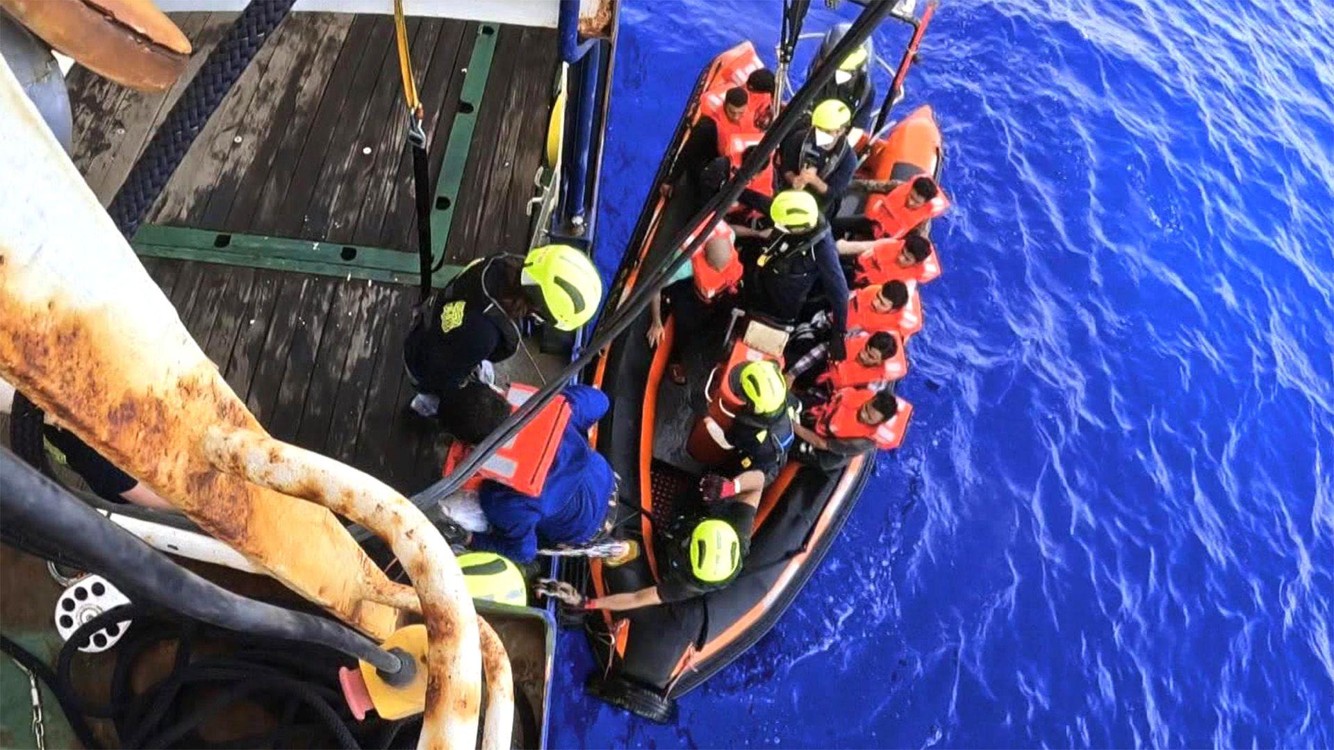 Evakuierung eines Flüchtlingsboots