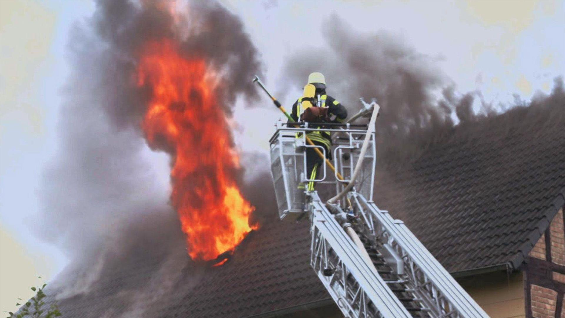 Die Freiwillige Feuerwehr Mücke ist im Rettungseinsatz.