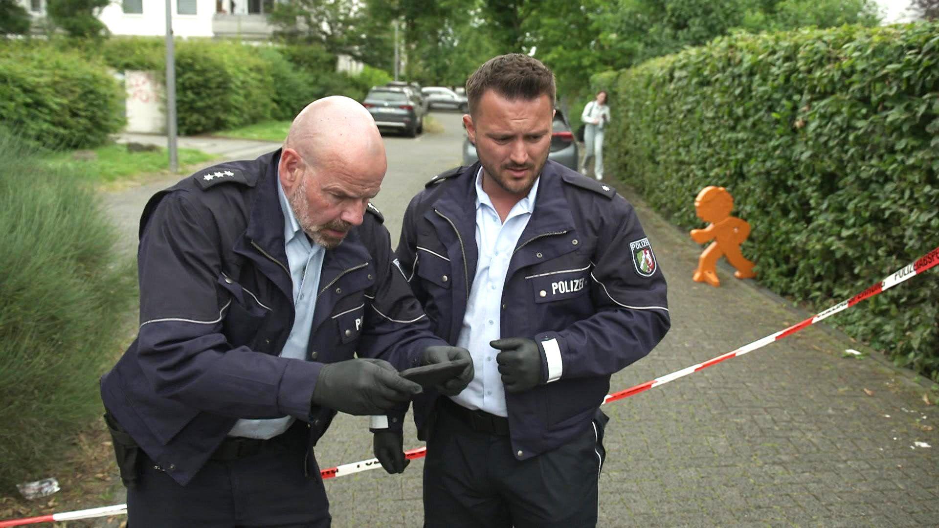 Dachziegelanschlag auf beliebten Postboten! Wer spionierte ihn aus und wollte ihm schaden?