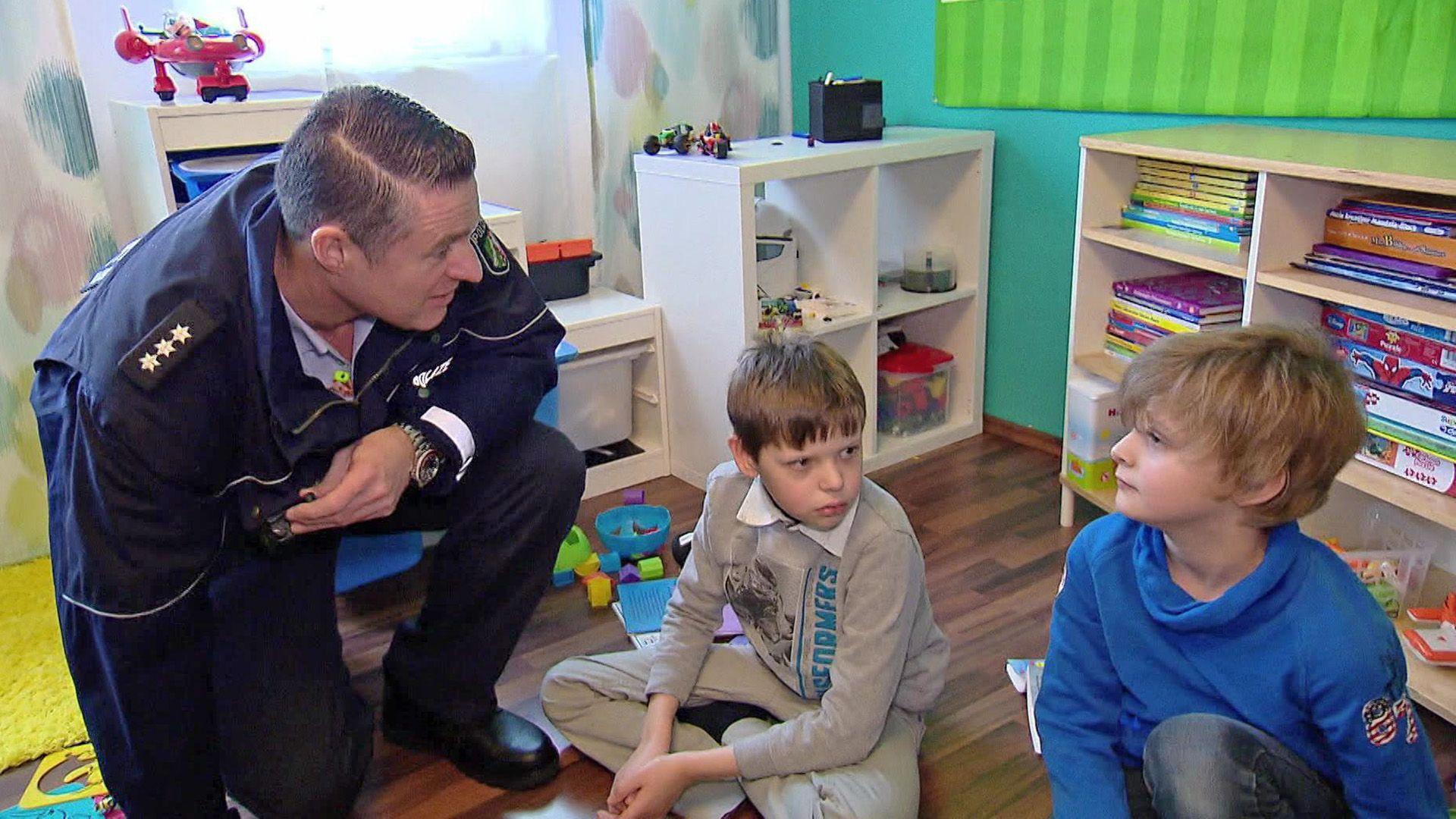 Fremder Junge in Kinderzimmer