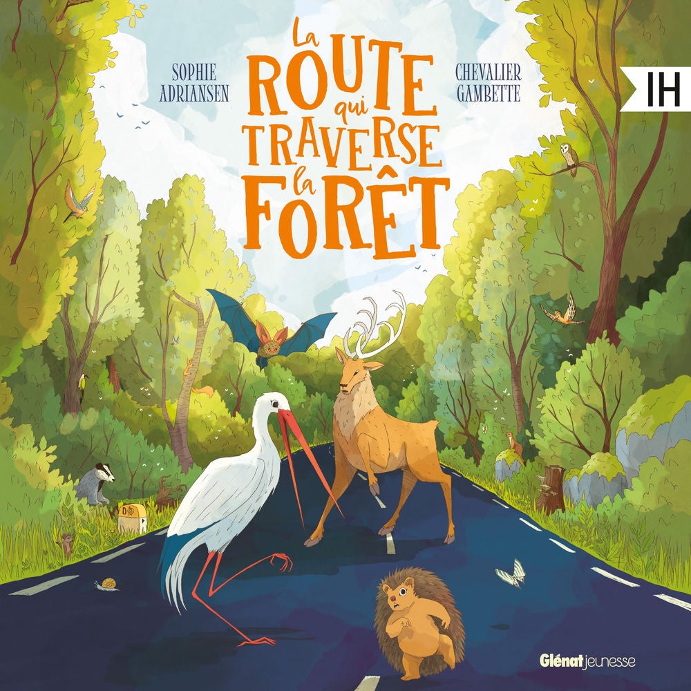 La route qui traverse la forêt