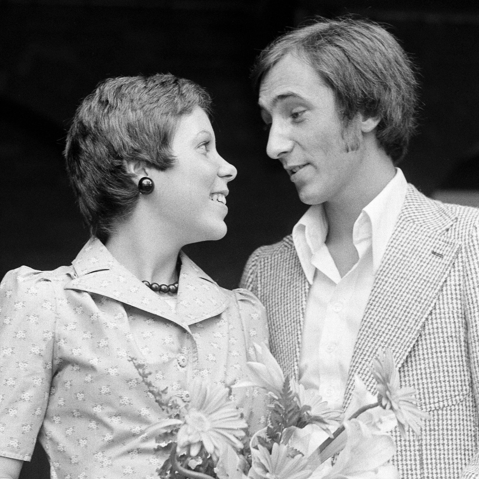 Neues Namensrecht: Eheleute dürfen auch Namen der Frau führen | 6.7.1976
