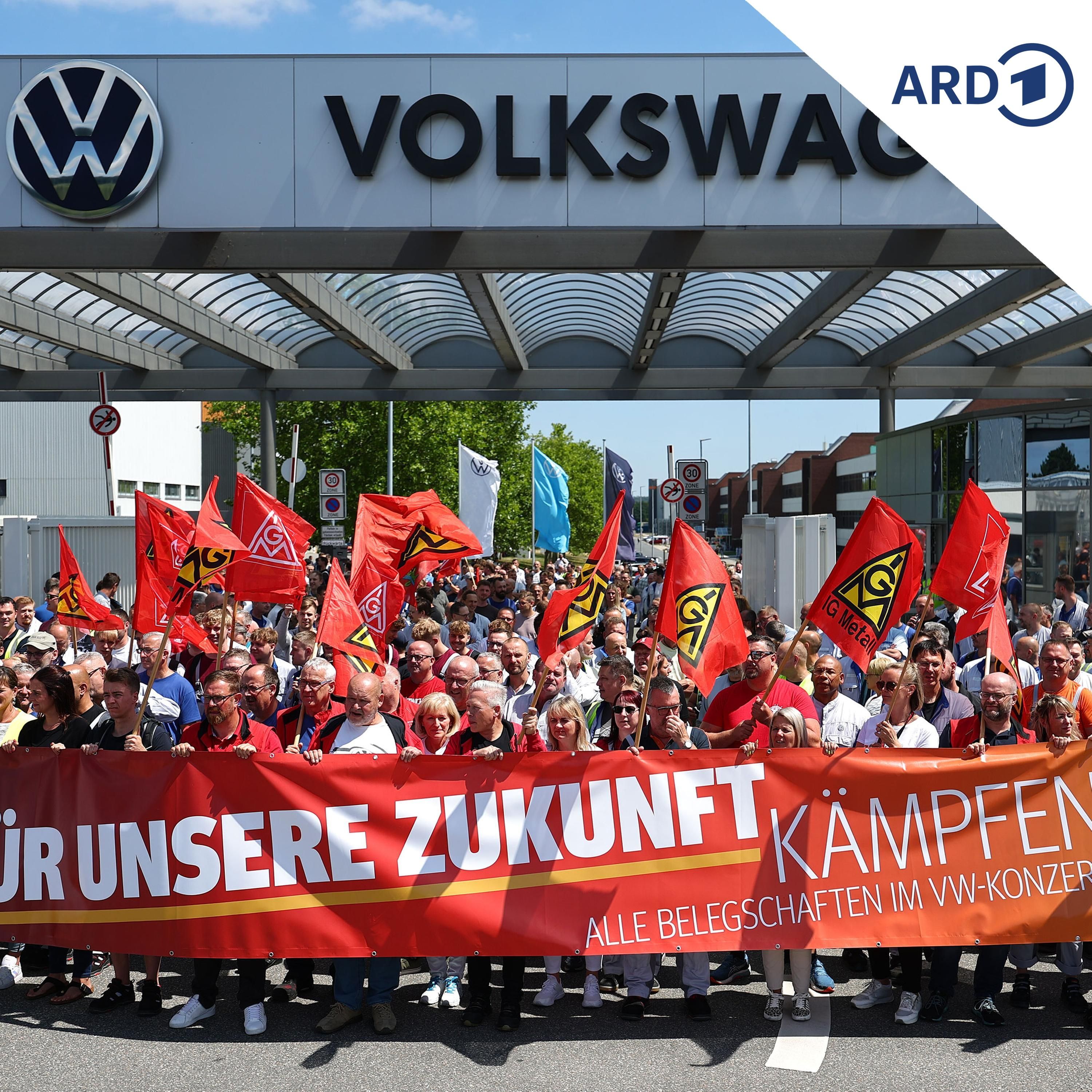Hunderte VW-Mitarbeiter demonstrieren in Zwickau