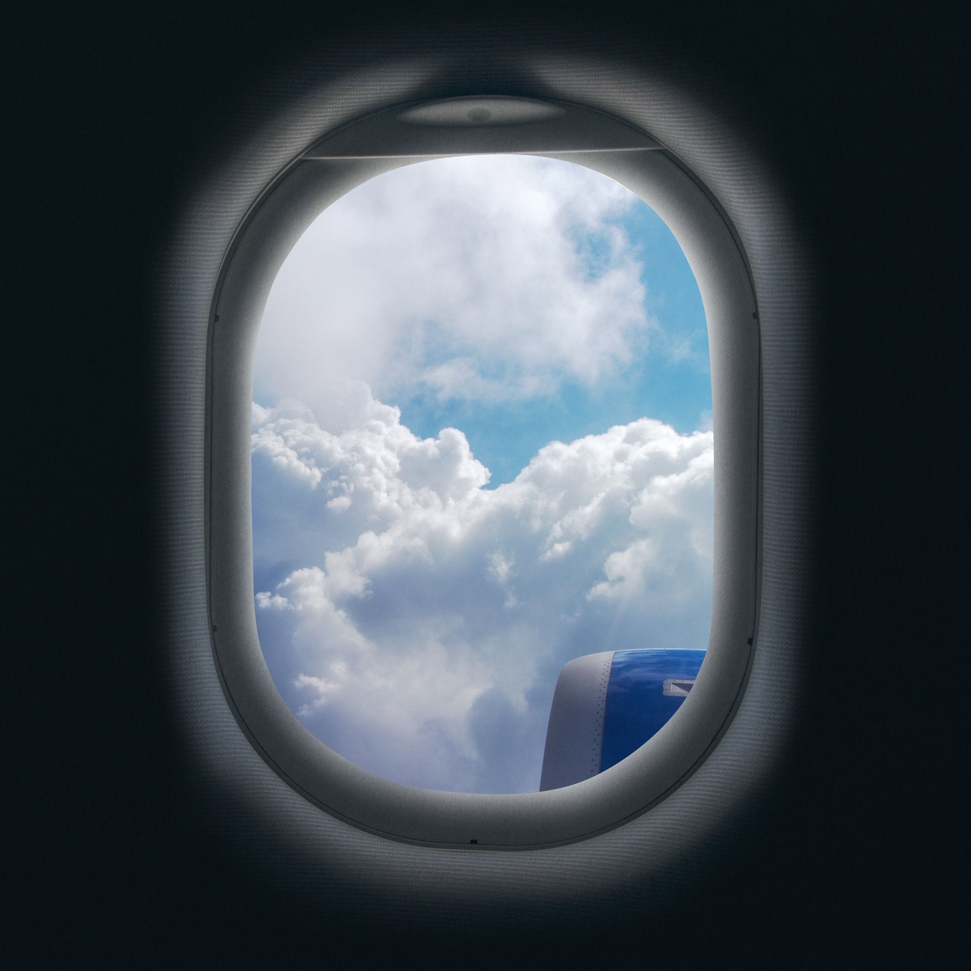 "Goldfinger" wird durch ein kaputtes Fenster im Flugzeug ins Freie gezogen – ist das realistisch?