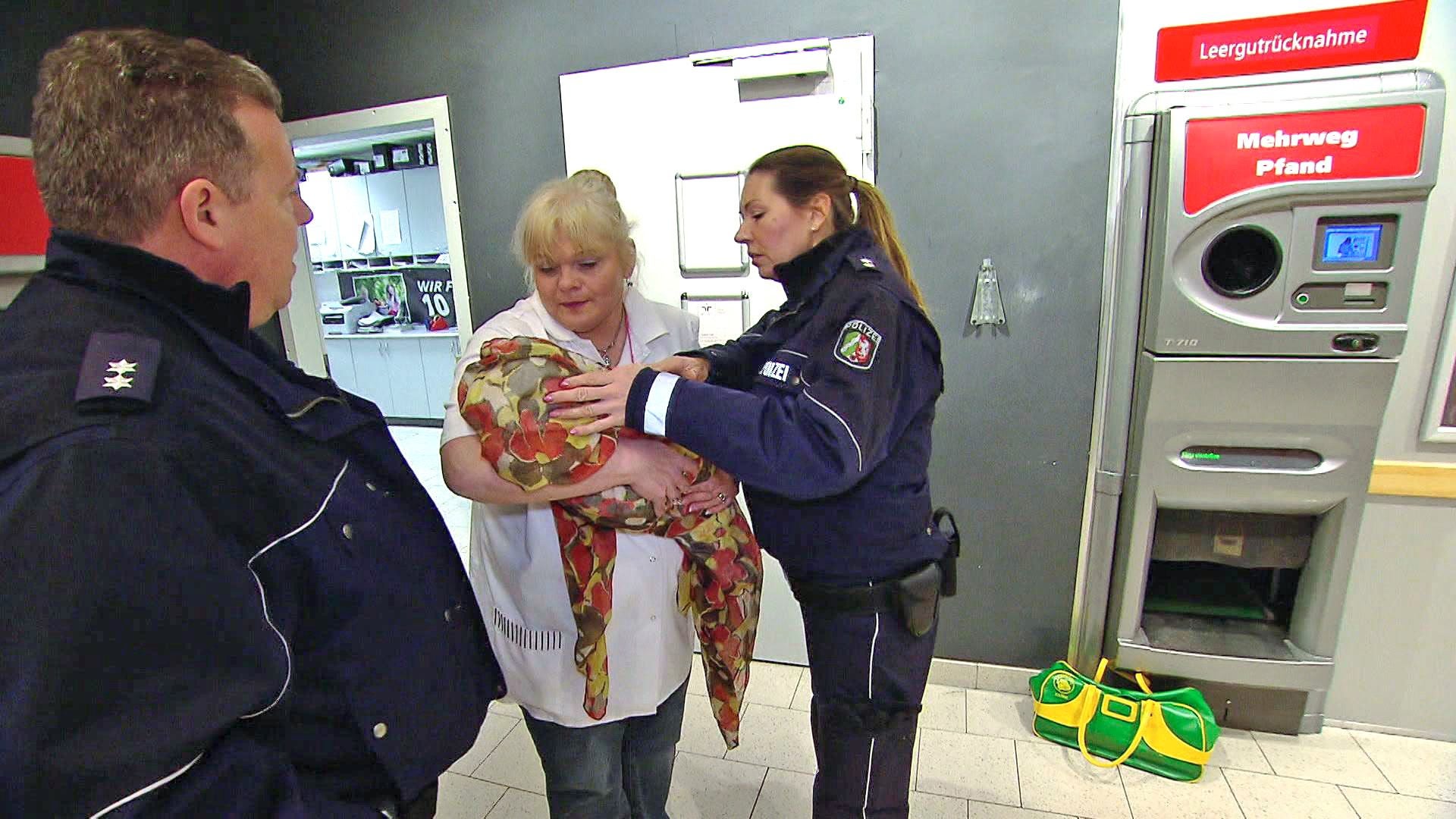 Baby in Pfandautomaten gefunden / Blutige Entdeckung in Waschküche