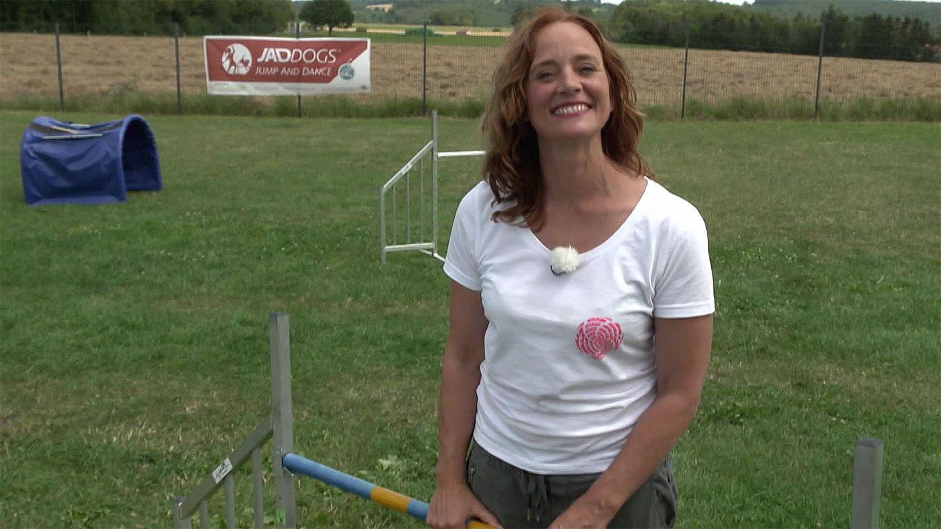 Kate Kitchenham und Knox probieren JAD-Dogs aus
