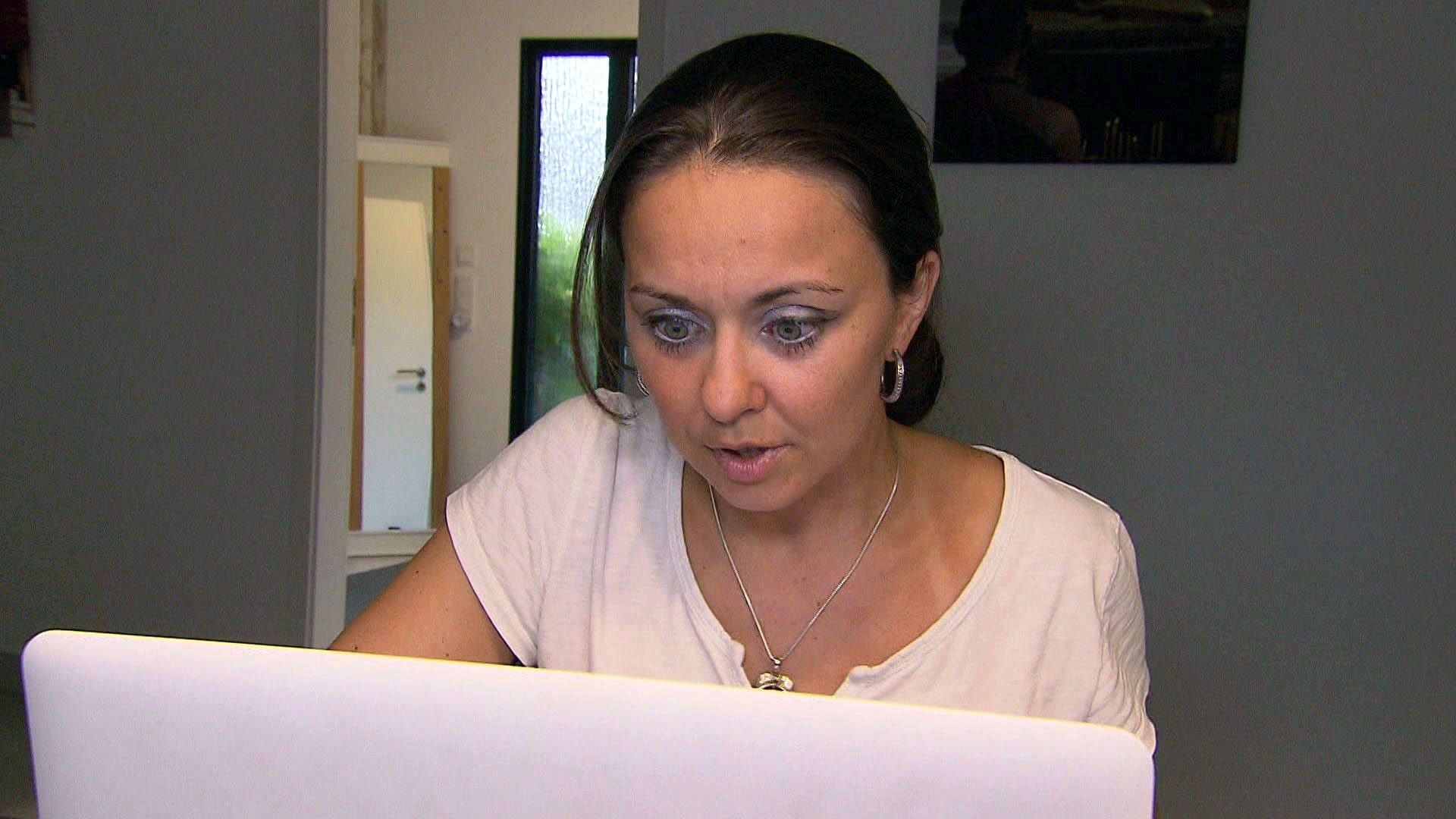 Frau beobachtet Überfall in Videochat / Heimtückischer Plan eskaliert