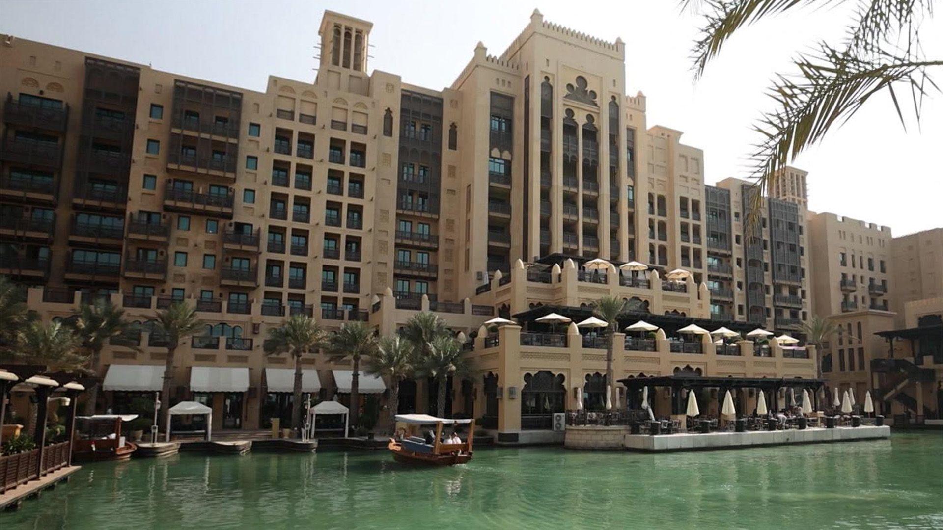 Behind the scenes am bekanntesten Strand Dubais